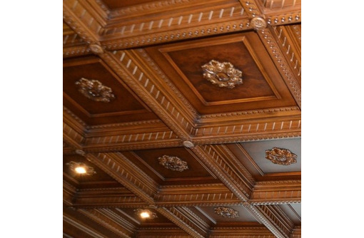 Замысловатый резной деревянный потолок | Премиум Фото